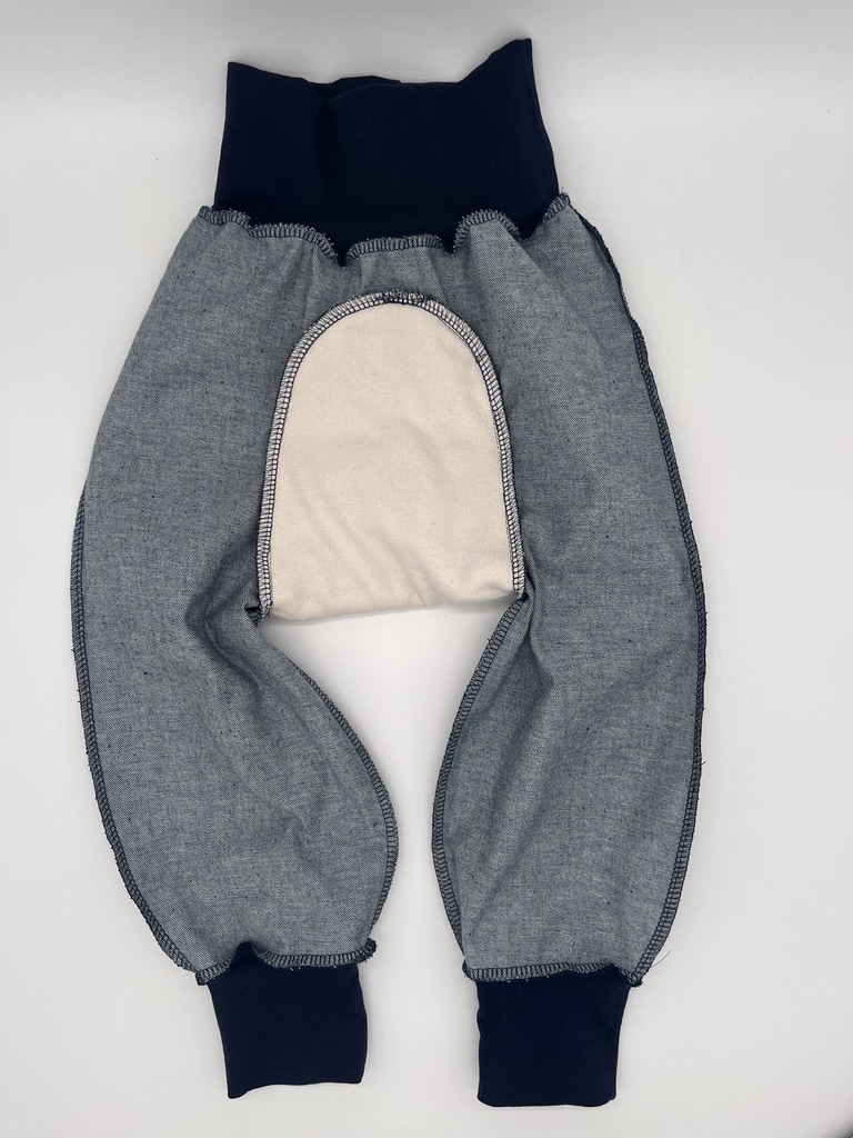 Kind mit Windelweg Hose Jeans von innen
