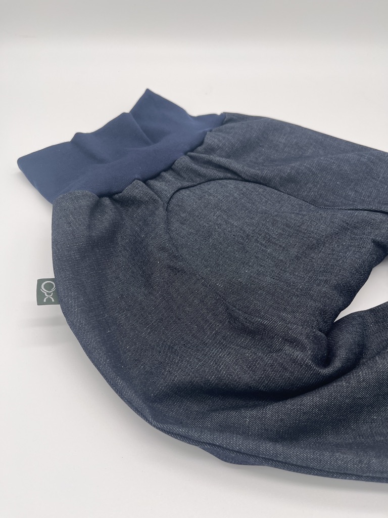 Kind mit Windelweg Hose Jeans von der Seite