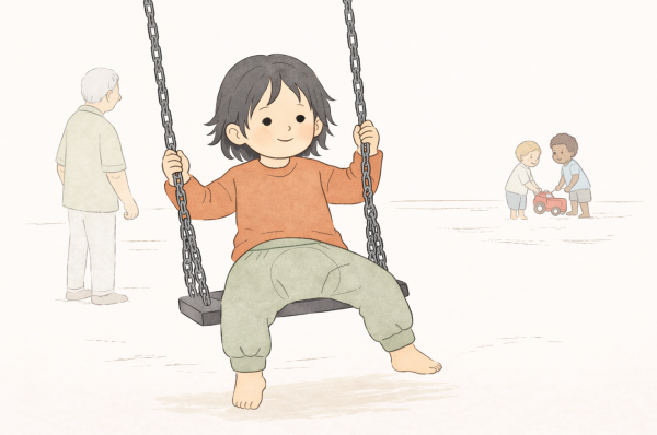 Ein Kind in Windelweg Hose sitzt auf einer Schaukel. Im Hintergrund spielen weitere Kinder