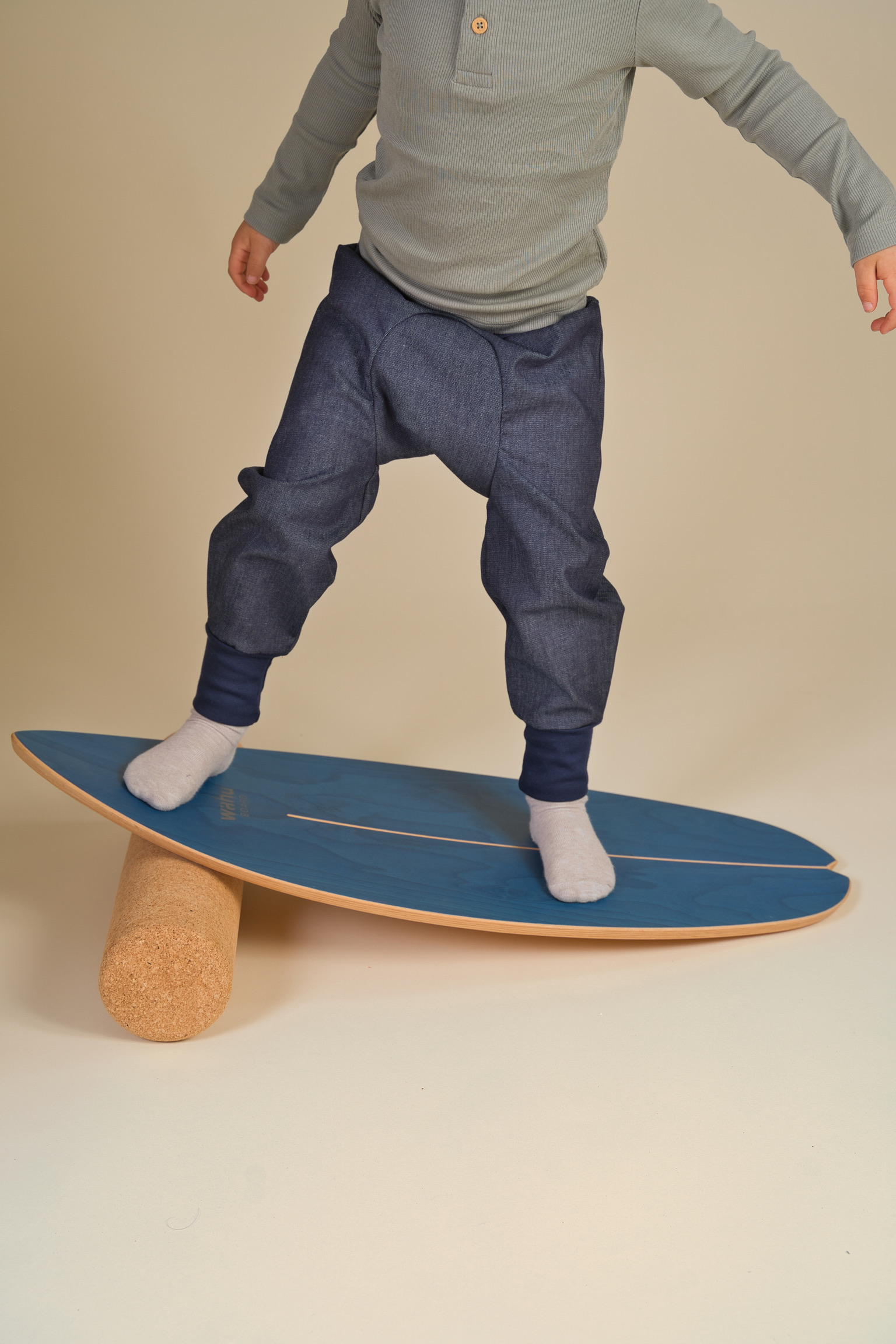 Kind in Windelweg Hose - Jeans Spirit - balanciert auf einem Board