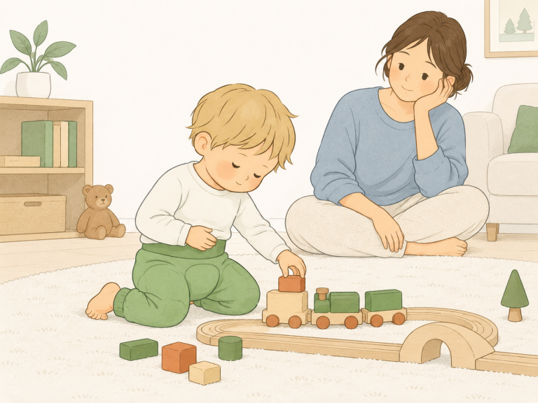 Ein Kleinkind spielt vertieft mit Bauklötzen und einer Eisenbahn und hält eine Hand leicht an den Bauch, während ein Elternteil ruhig in der Nähe sitzt.