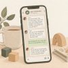 Es steht ein Smartphone auf dem Tisch, auf dem ein Whatsapp verlauf der Community sichtbar ist. Verschiedene Eltern unterhalten sich über Themen zum Windelabschied. Hinter dem Handy steht eine Tasse mit einem Getränk. Es liegen Bauklötze auf dem Tisch, eine Pflanze und Kinderbücher